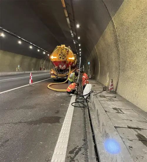 三门隧道排水渠清淤